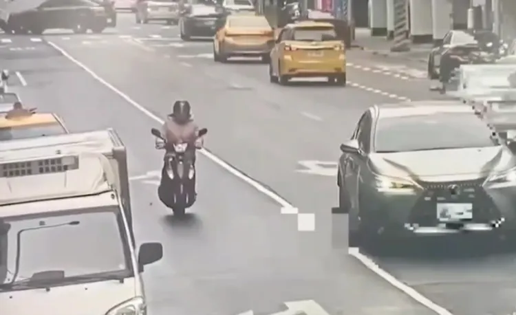 女騎士遭賓士車輾過。翻攝畫面