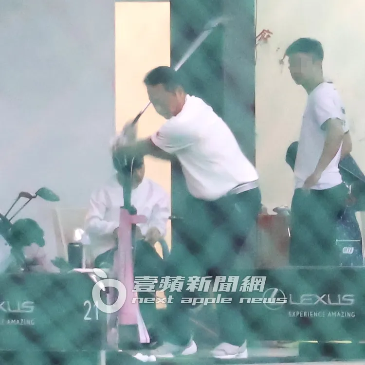 張克帆（左）近日返台練習高爾夫球，爆發力十足。特勤中心攝