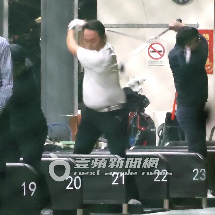 張克帆揮桿練習到晚上9點才停下，對於高爾夫運動十分熱衷。特勤中心攝