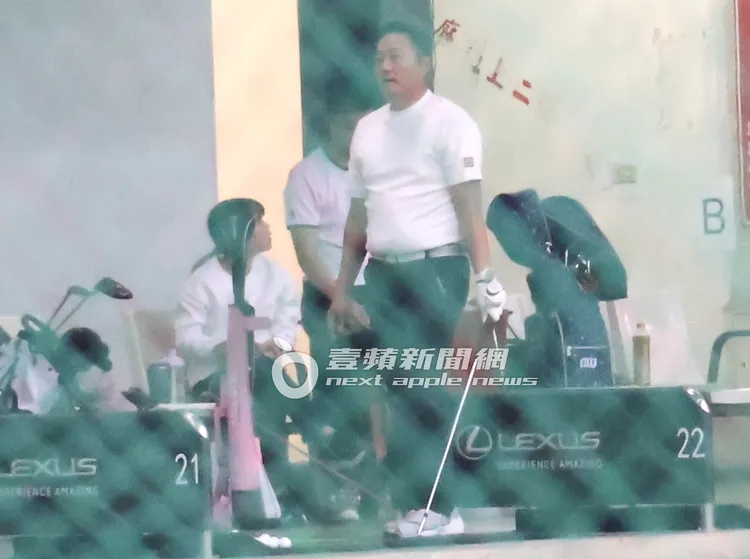 張克帆揮完桿後休息喘氣，體型較以往厚實許多。特勤中心攝