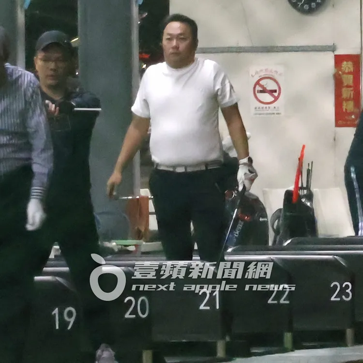 張克帆在高爾夫練習場聳肩、縮小腹，做緩和運動暖身。特勤中心攝