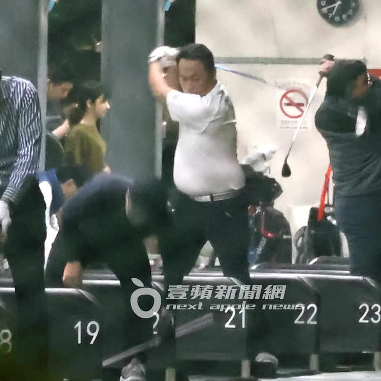 張克帆被目擊猛力揮桿打高爾夫球，身材有些走鐘。特勤中心攝