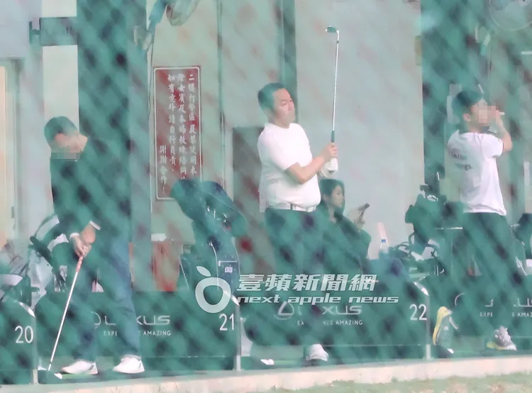 張克帆（中）賣力揮桿甩肉。特勤中心攝