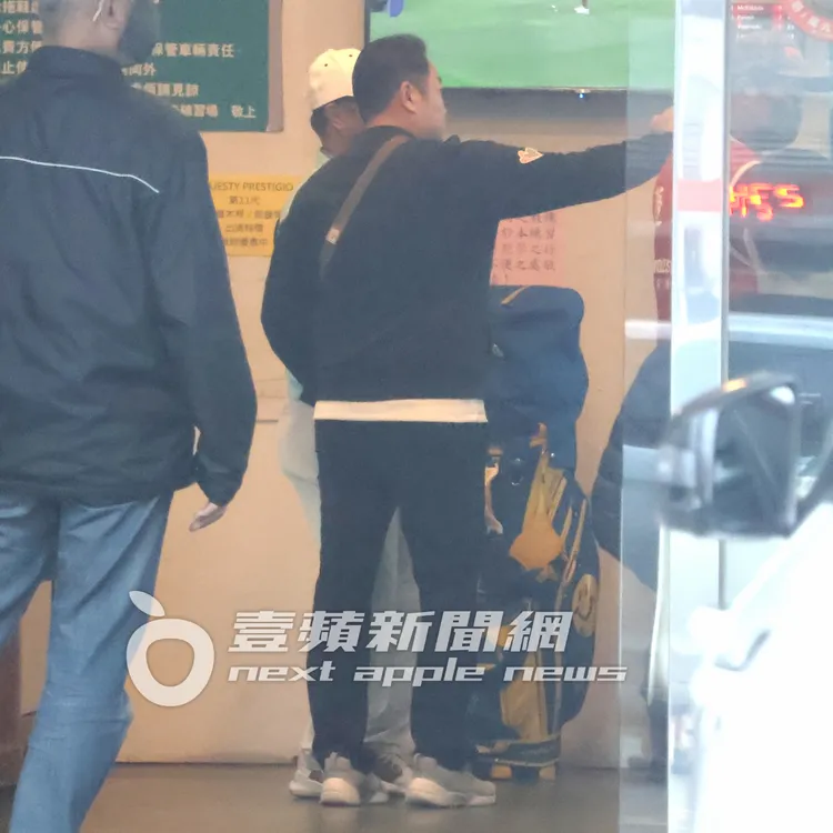 張克帆（右）近日返台休息，在高爾夫球場巧遇友人暢談高爾夫球經。特勤中心攝