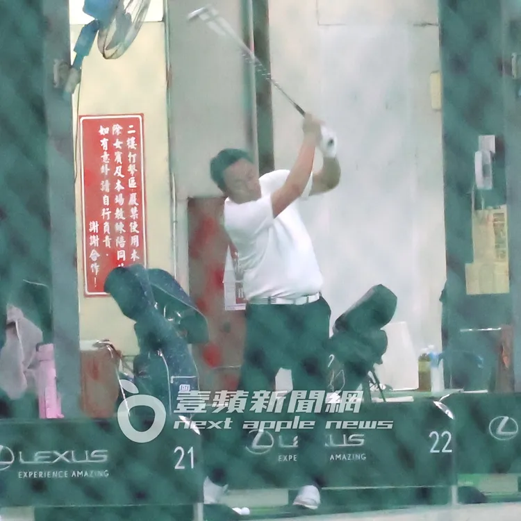 張克帆猛力揮桿，甩鮪魚肚肉。特勤中心攝