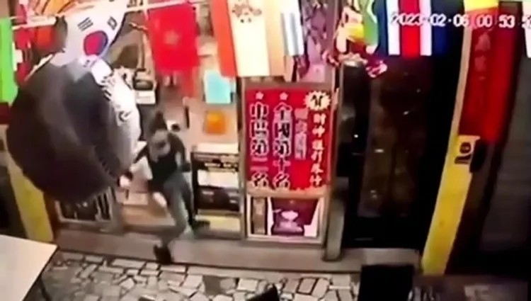 彩券行女店員嚇得奪門而出。民眾提供