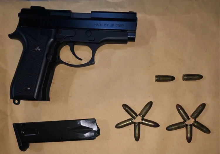 警方查獲郭嫌持有非制式手槍1支、子彈12顆等。翻攝畫面
