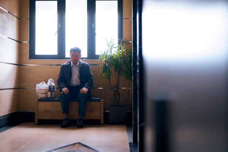 金鐘影帝庹宗華在《關於我和鬼變成家人的那件事》展現核彈級演技，父子情誼讓許多觀眾淚灑影廳。金盞花大影業提供