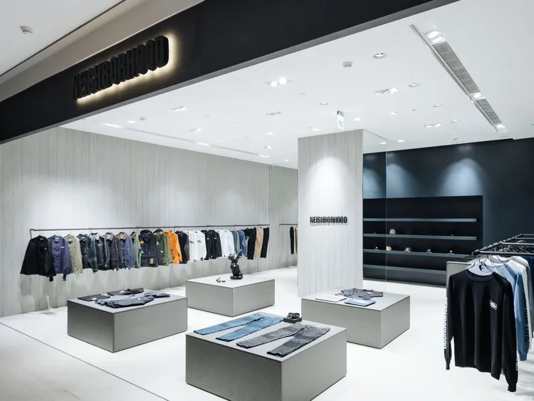 店裝設計延續品牌一貫灰色與不同質地的原材，呈現極簡風格氣息。品牌提供