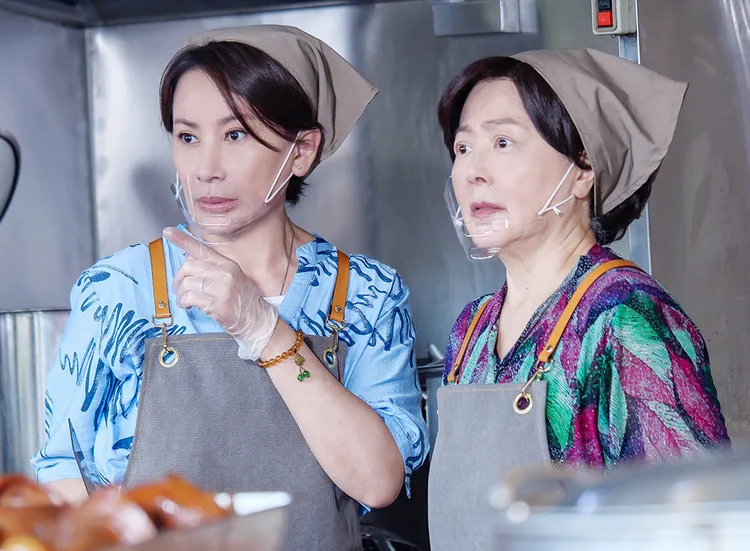 陳亞蘭（左）和婆婆劉秀雯一起經營滷味店。TVBS提供