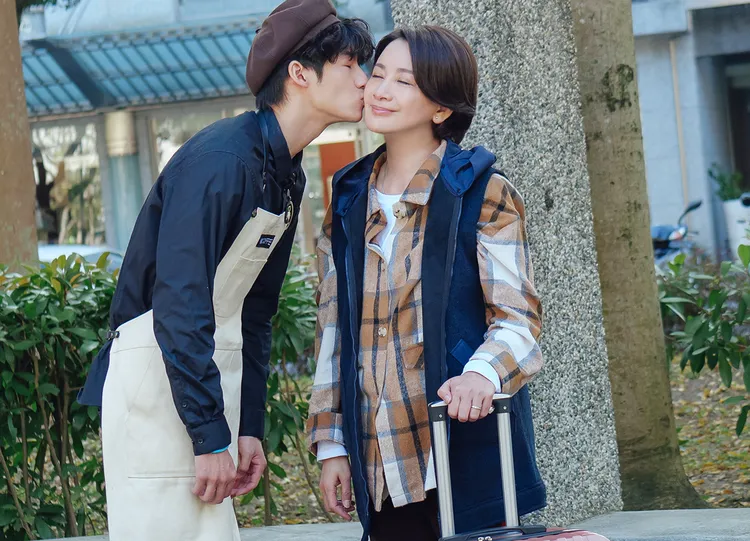 陳亞蘭（右）悄悄回家，只讓小兒子劉育仁知道。TVBS提供