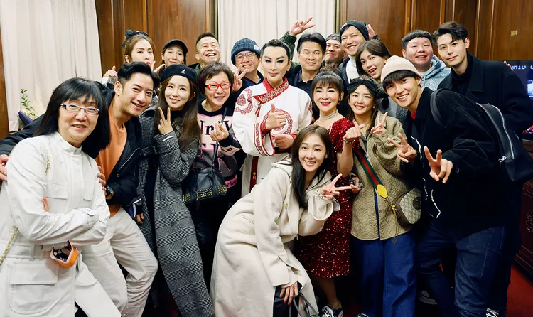 《加油喜事》劇組去看陳亞蘭、王彩樺舞台劇。TVBS提供