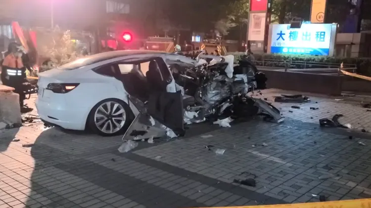 特斯拉撞上路樹全毀。翻攝畫面