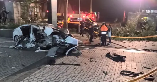 酒駕特斯拉男撞倒路樹！車頭全爛肇因曝光　37歲副駕無生命跡象