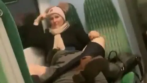 傻眼影片｜坐火車腿開開「享受他跪地口愛」　被壞好事！女乘客怒豎中指