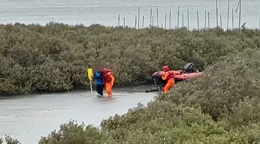 彰化男垂釣忘了漲潮 受困沙洲糗糗的!海巡靠這招解危