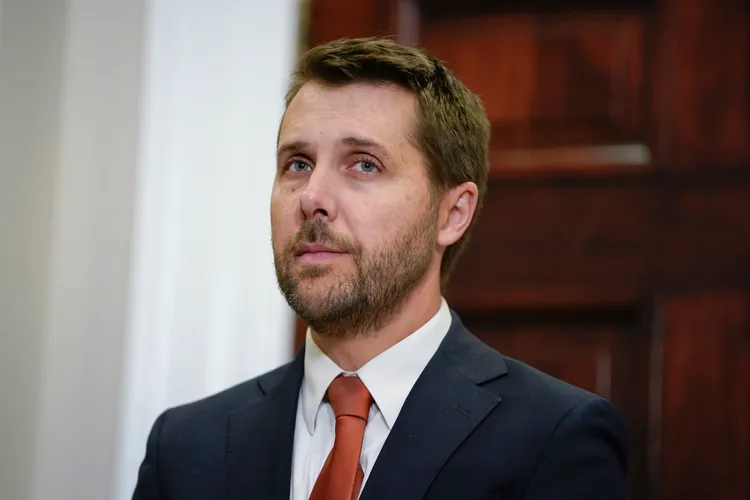 狄斯狄斯曾協助制訂大規模支出法案，包括補貼半導體製造和其他尖端產業的「晶片法」。美聯社