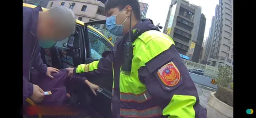 搭小黃吐整車還到家叫不醒 三峽2警忍惡臭這麼做獲市府表揚