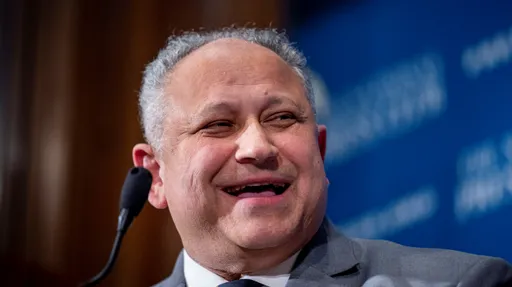 不講武德?美國人不「賣肝」造艦比中國慢 海軍部長:他們造艦使用「奴工」