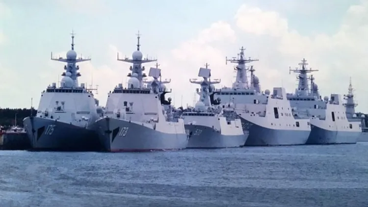 中國海軍近年快速造艦，海軍戰力大幅提升。圖為中國驅逐艦隊。翻攝中國《當代海軍》