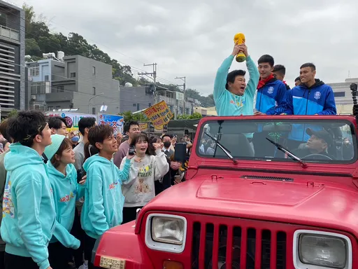 胡瓜遊街慶祝球隊11冠　阿翔秒拆穿冒牌貨