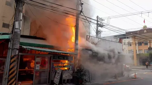 台中小吃店起火波及皮件店 火勢猛烈1人傷!疑換瓦斯桶不慎釀災