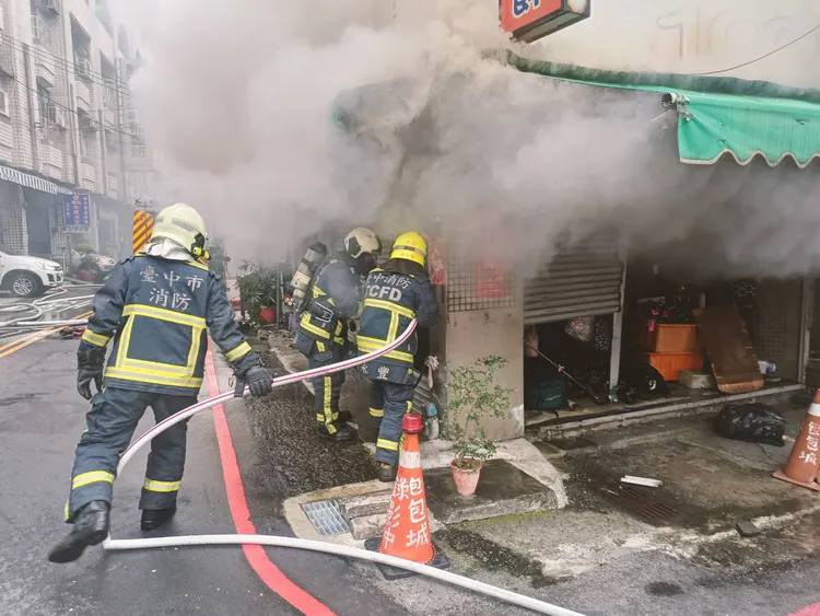 消防人員控制火勢後進入火場查看。民眾提供