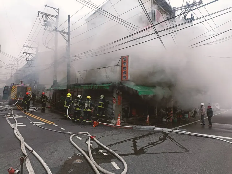 火勢還波及隔壁的皮件店。民眾提供