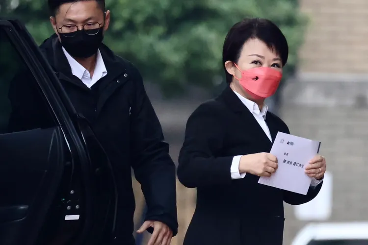 盧秀燕有備而來出席行政院會。林林攝