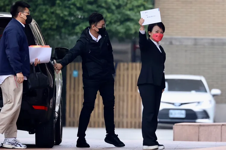 盧秀燕高舉手中的邀請函。林林攝