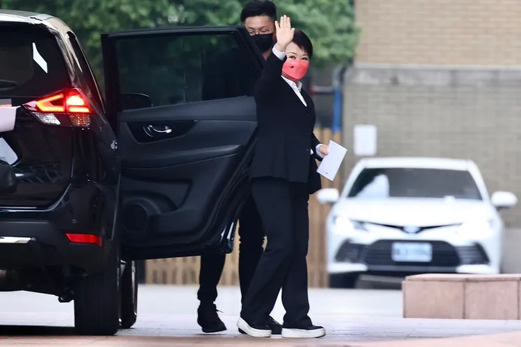 盧秀燕向媒體打招呼。林林攝