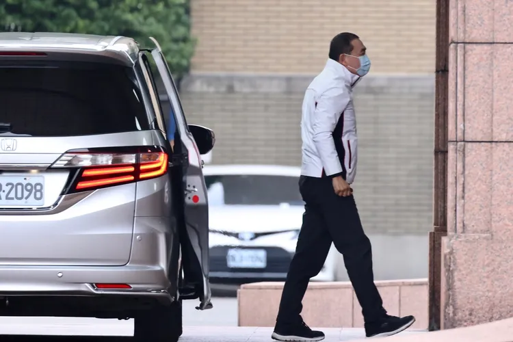 媒體隔空詢問侯友宜是否要表態參選2024，侯友宜未回應直接走入會議室大樓。林林攝