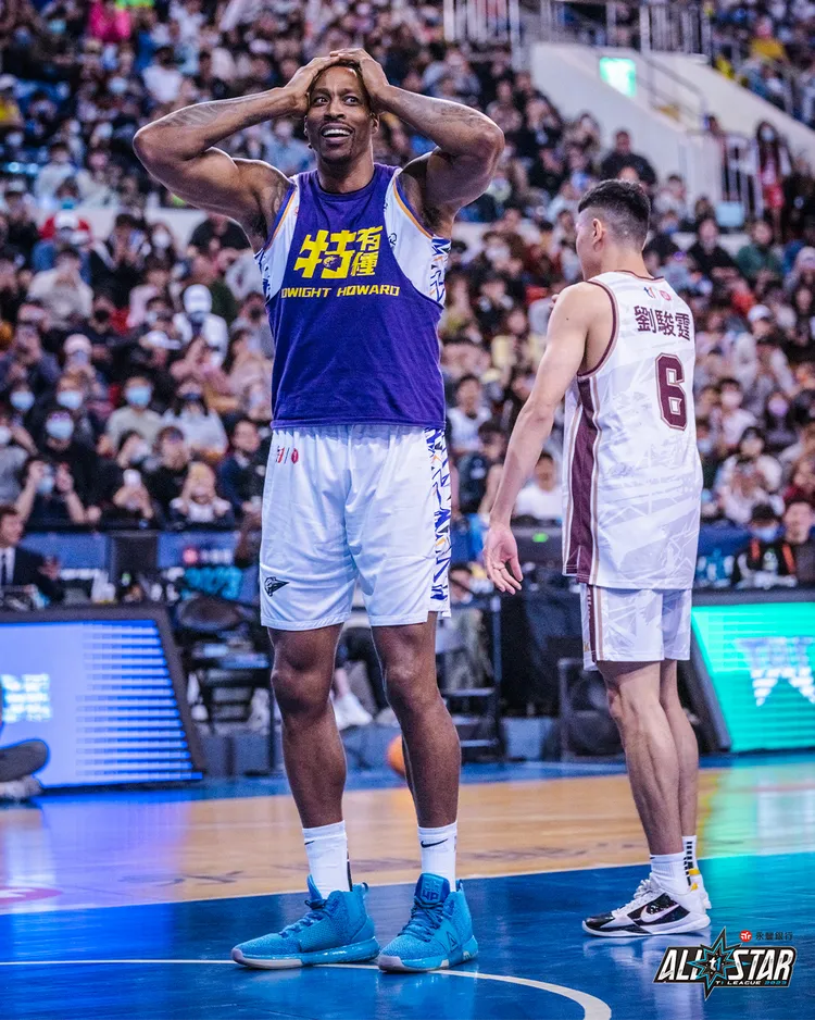 劉駿霆的灌籃讓霍華德不敢置信。   T1提供