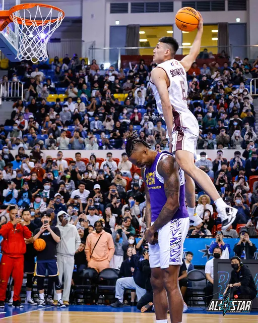 「魔獸」成最佳助手！獵鷹劉駿霆飛越霍華德頭頂　奪T1灌籃大賽冠軍