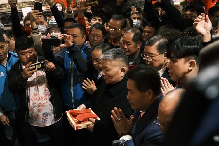 大甲鎮瀾宮董事長顏清標率董監事擲筊。大甲鎮瀾宮提供