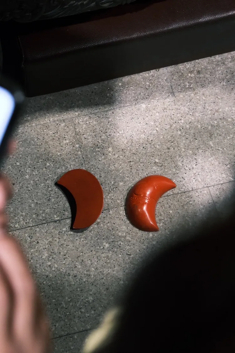 顏清標擲出聖筊敲定遶境期程。大甲鎮瀾宮提供