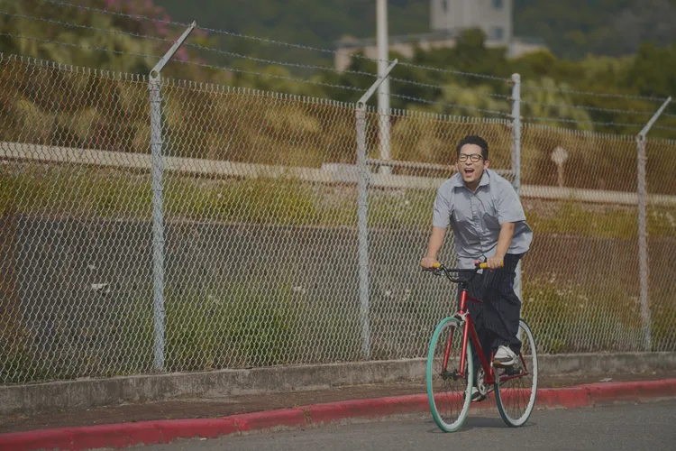 小威拍MV時超慘，從一大早就連續騎了5個多小時的腳踏車。環球唱片提供