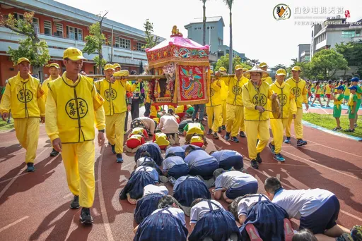 「粉红超跑」魅力无法挡!逃逸移工疯妈祖遭逮 求情「走完绕境」