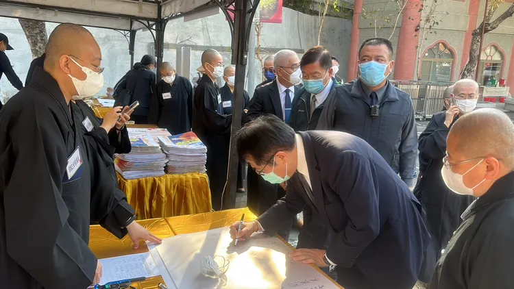 黃偉哲7日上午前往佛光山。市府提供