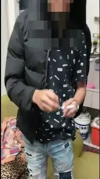 警方在嚴男身上查獲毒品咖啡包。土城警分局提供