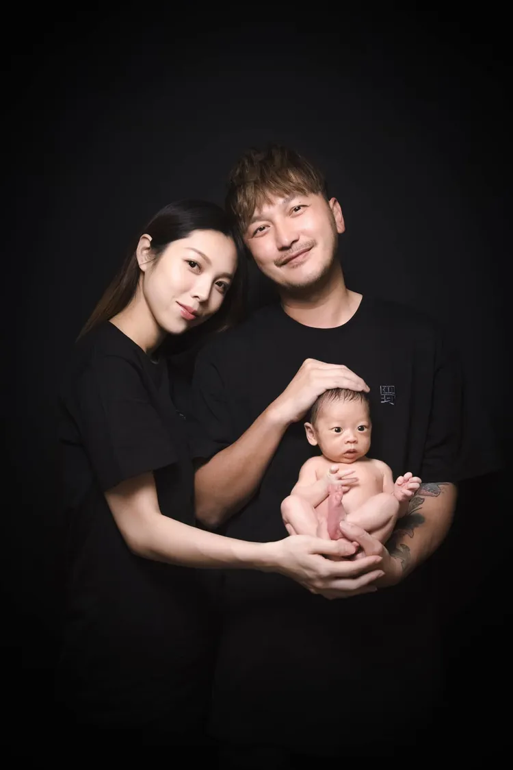 KID一家人拍沙龍照。翻攝KID臉書