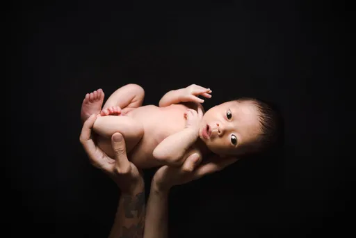 KID兒子滿月還在學幫嬰兒洗澡 「不要怕準備生下一個」