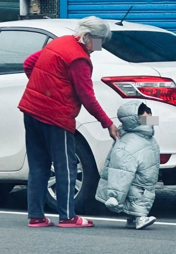照片中小男孩穿著看似暖和、卻不合身的外套，引發網友討論。翻攝自臉書路上觀察學院