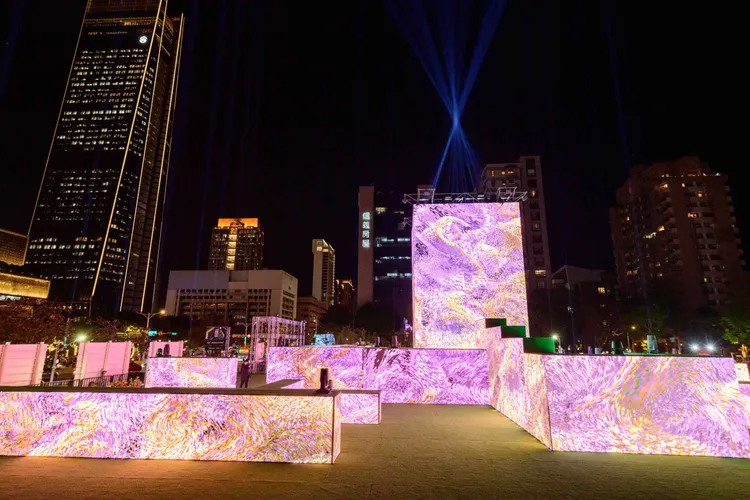 《光鑰未來_全聯25》使用OUCHHH最大規模的作品展出，尤其迷宮中的光塔更是首次在國際上讓觀眾能同時體驗內外的AI裝置藝術。業者提供