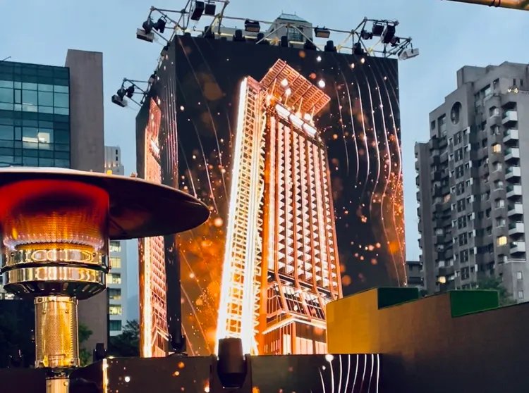 四季飯店外觀設計採超優白LOW-E玻璃搭配金屬烤漆，營造前衛現代感地標建築。曾仲葳攝