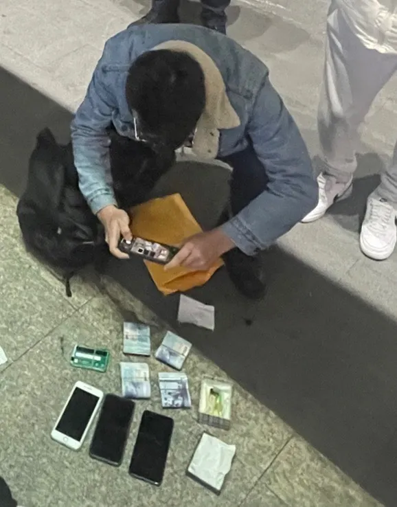 警方起出現金及手機、提款卡等證物。三峽警分局提供