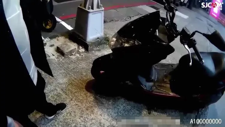 警方盤查陳男並要求查看背包。三峽警分局提供