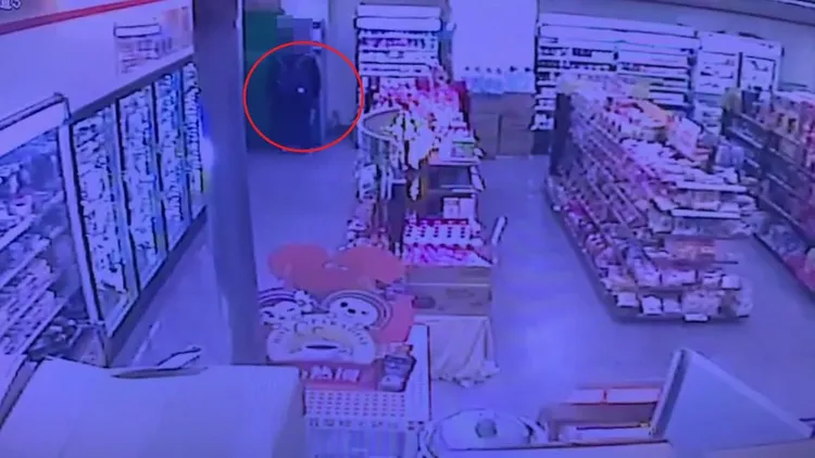 陳男(紅圈處)在超商提款過久引起警方懷疑。三峽警分局提供