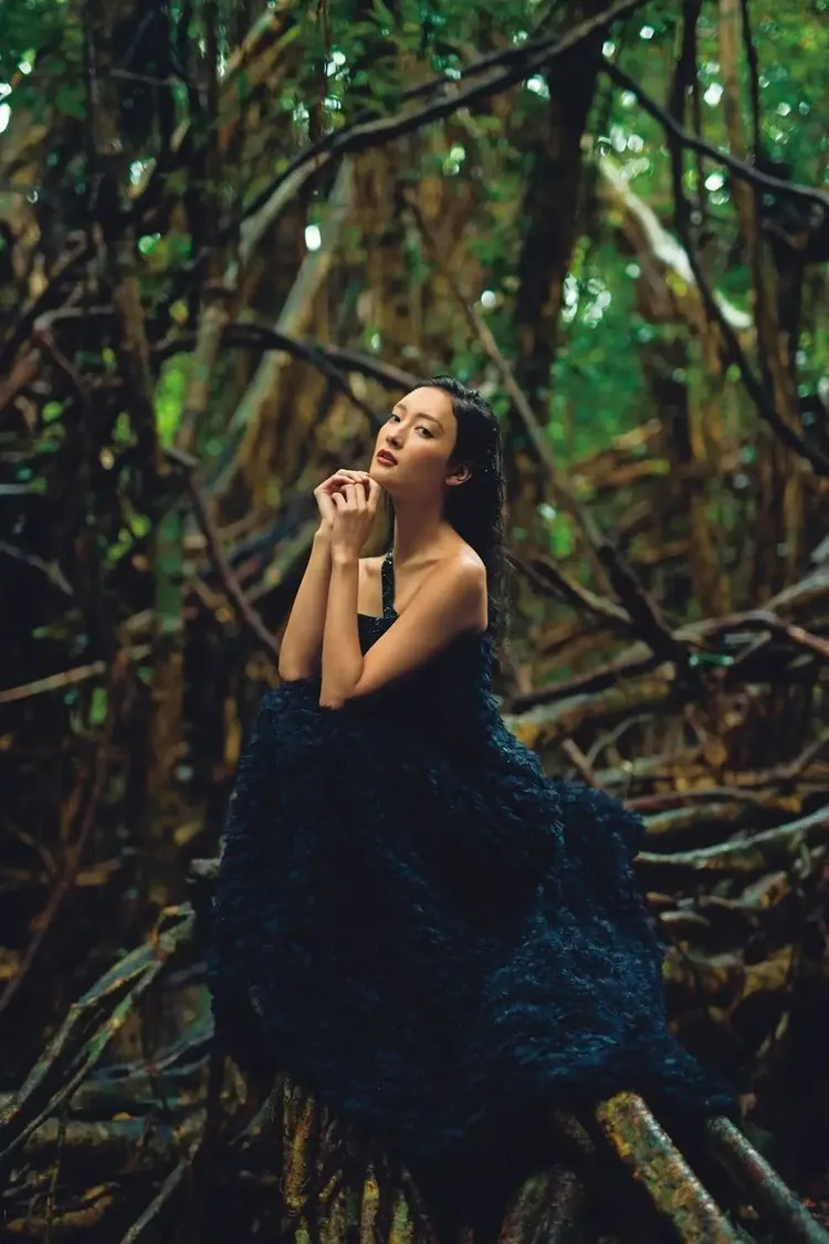 菜菜緒在山中森林取景。翻攝mainichikirei