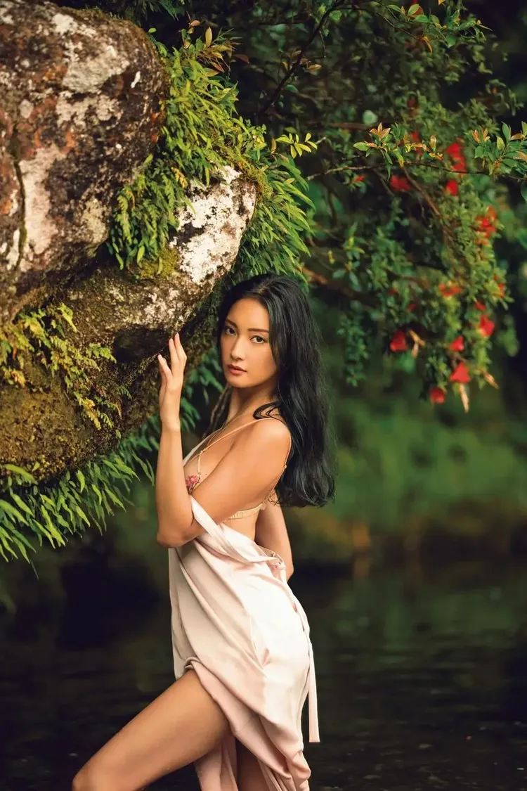 菜菜緒以屋久島的大自然為背景。翻攝mainichikirei